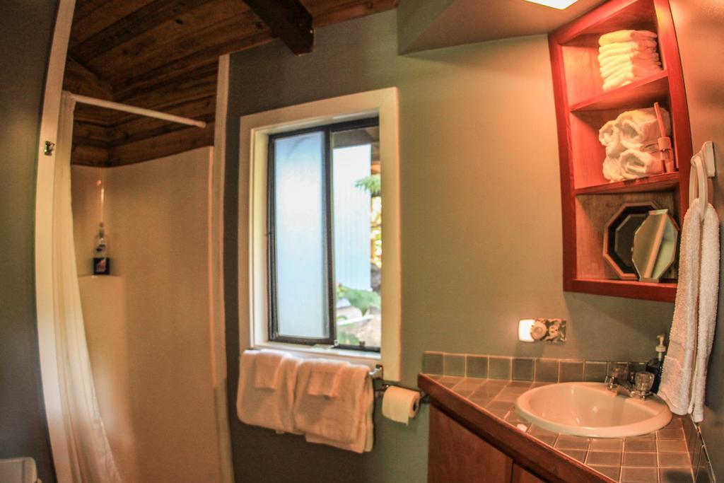Volcano Village Lodge Room photo